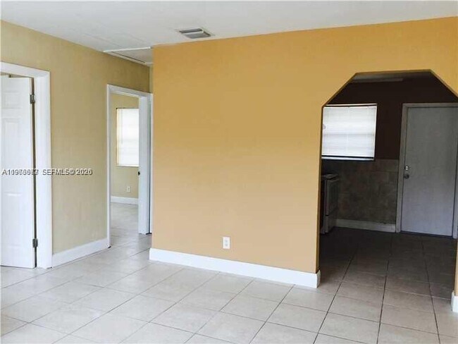 1013 Foster Rd in Hallandale Beach, FL - Building Photo - Building Photo