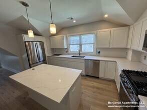 28 Brooks St, Unit 3 in Boston, MA - Foto de edificio - Building Photo