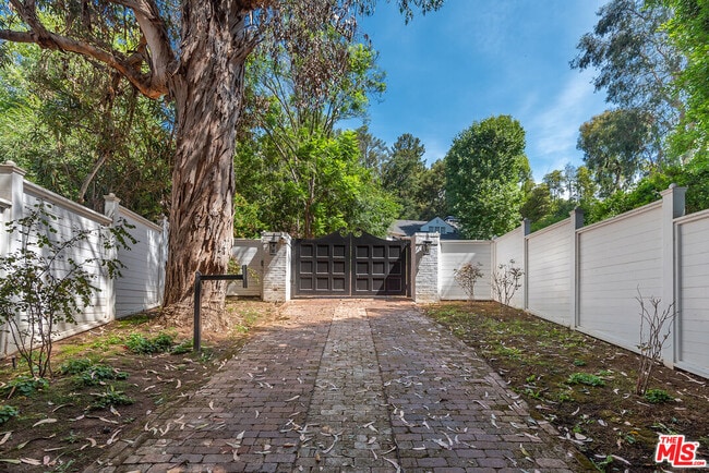 9305 Hazen Dr in Beverly Hills, CA - Building Photo - Building Photo