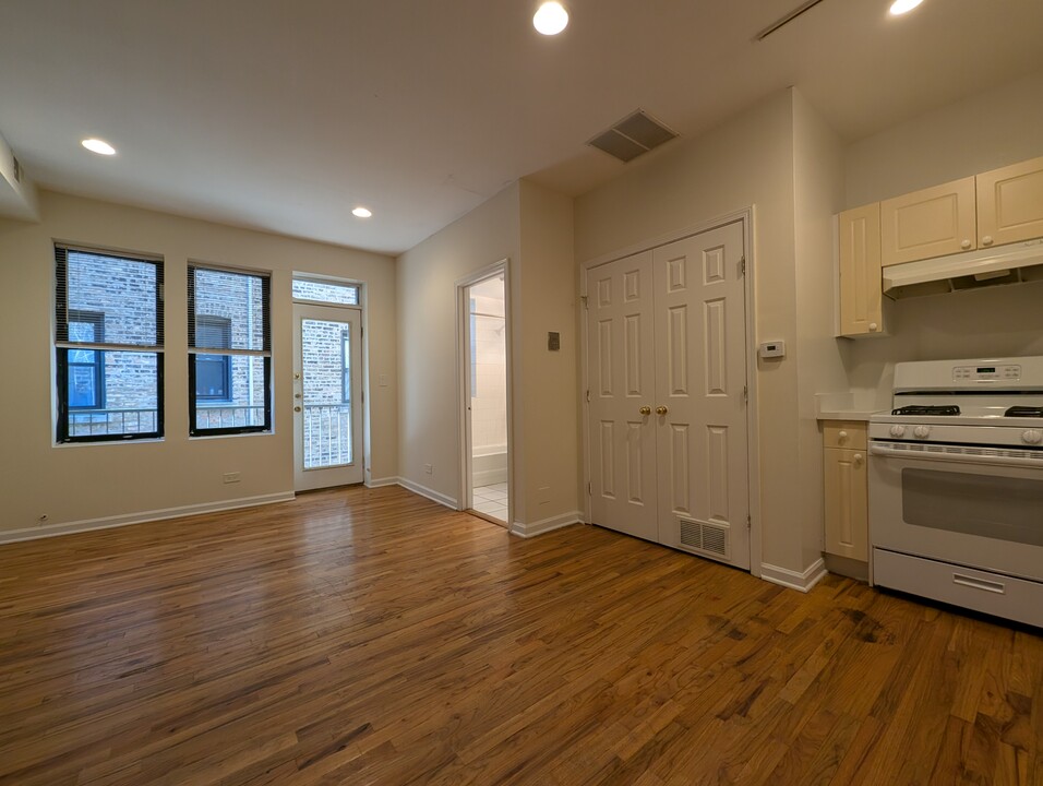 912 W Dakin St, Unit 303 in Chicago, IL - Building Photo