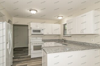 10 Silver City Ct in St. Peters, MO - Building Photo - Building Photo