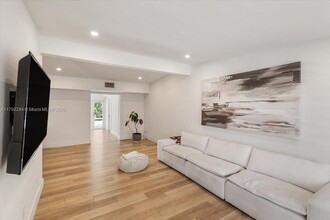 11430 SW 52nd Terrace in Miami, FL - Building Photo - Building Photo