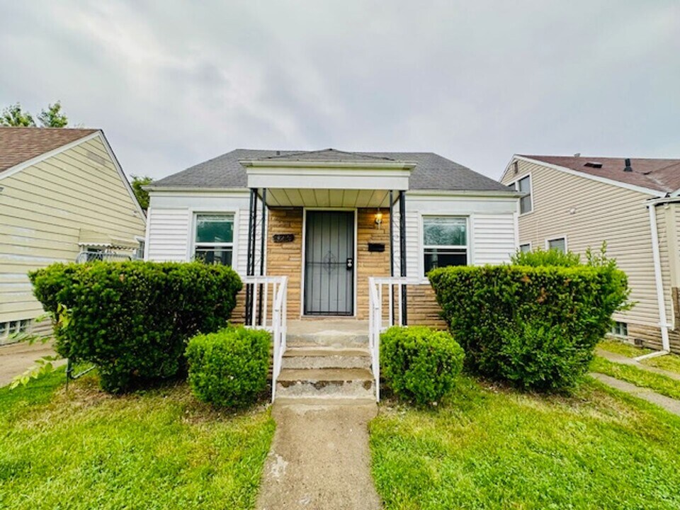 8240 Artesian St in Detroit, MI - Building Photo