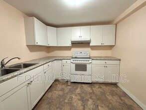 221 Ahrens St W in Kitchener, ON - Building Photo - Building Photo