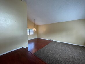 12798 Calle De Las Rosas in San Diego, CA - Building Photo - Building Photo