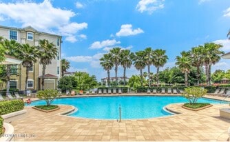 7801 Point Meadows Dr in Jacksonville, FL - Building Photo