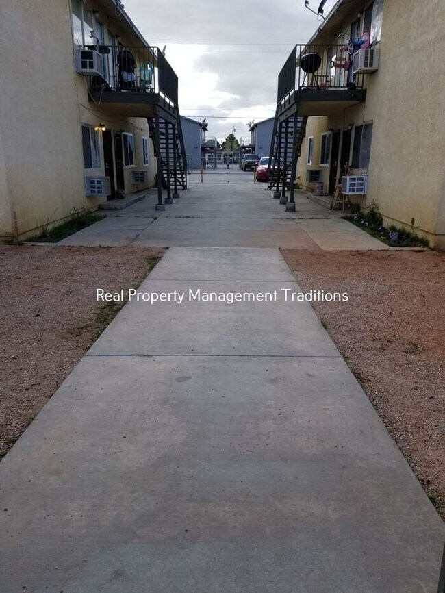 2537 Diamond St-Unit -2 in Rosamond, CA - Building Photo - Building Photo