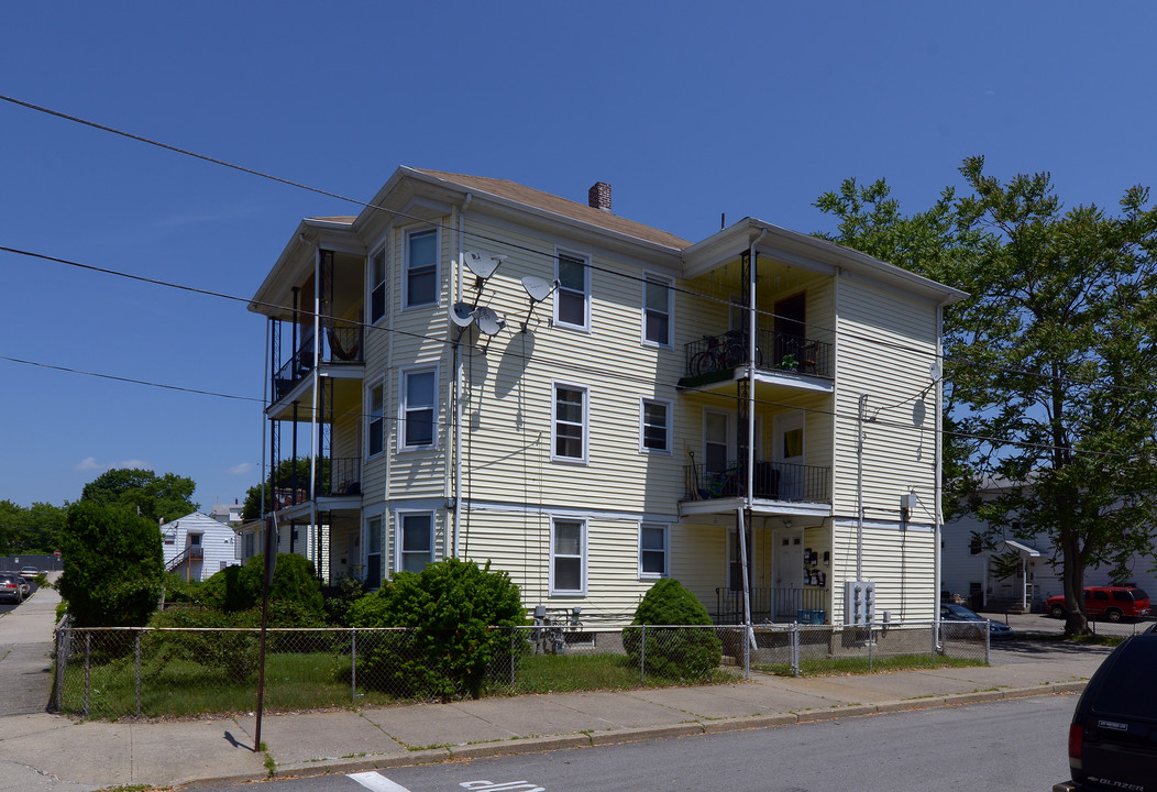 46 School St in Central Falls, RI - Foto de edificio