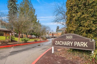 Zachary Park Apartments in Portland, OR - Foto de edificio - Building Photo