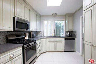 5049 Serrania Ave in Los Angeles, CA - Building Photo - Building Photo