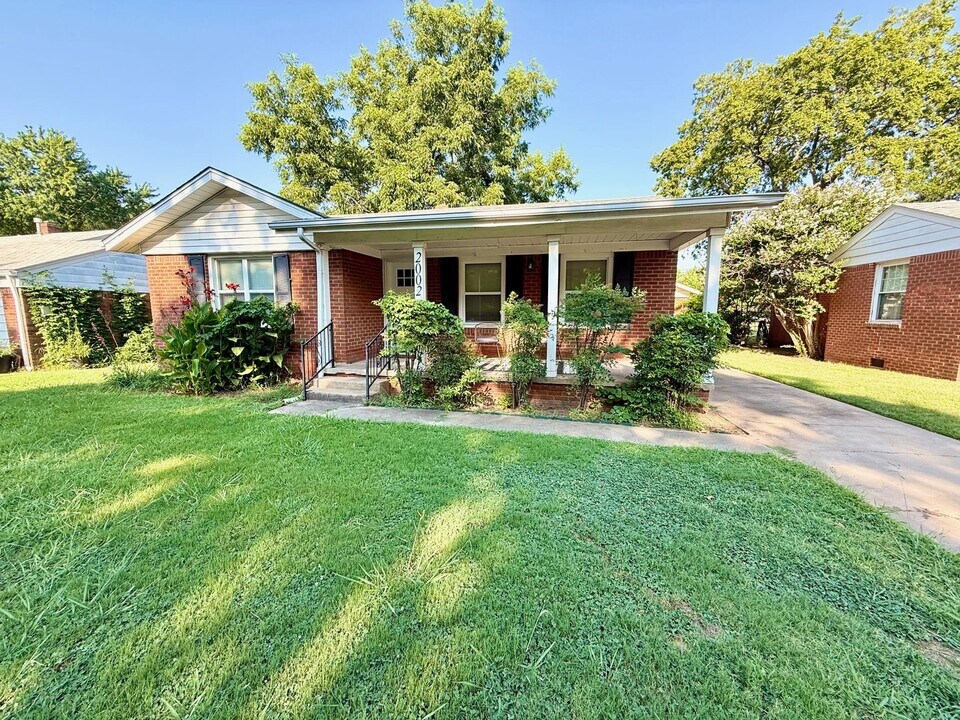 2002 Virginia St in Norman, OK - Building Photo