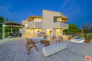 1121 Roberto Ln in Los Angeles, CA - Building Photo