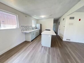 9267 Fairlawn St in Santee, CA - Foto de edificio - Building Photo