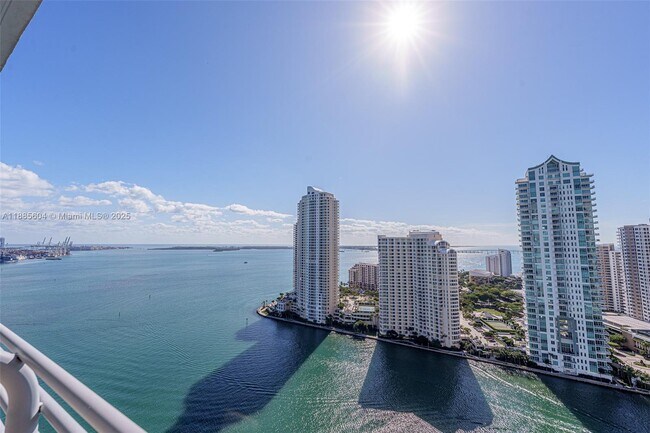 335 S Biscayne Blvd in Miami, FL - Building Photo - Building Photo