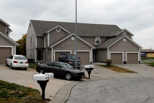 Deer Wood Estates Town Homes in Kansas City, MO - Building Photo