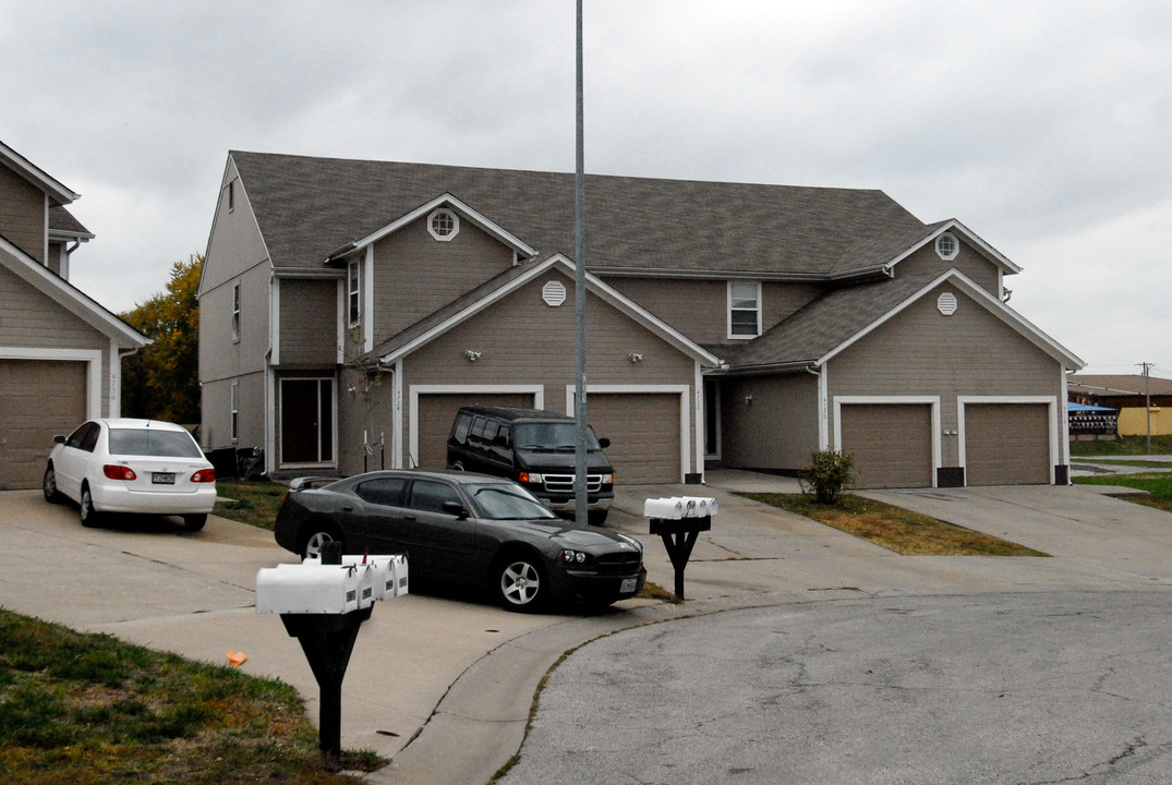 Deer Wood Estates Town Homes in Kansas City, MO - Foto de edificio