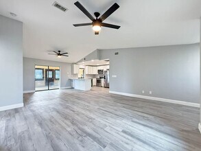 1203 SE 22nd Ave in Cape Coral, FL - Foto de edificio - Building Photo