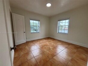 111 SW 31st Ct in Miami, FL - Foto de edificio - Building Photo