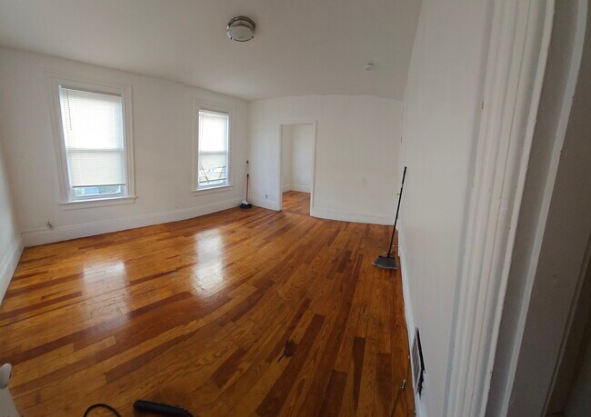 41 Collins St, Unit 2 in Lynn, MA - Foto de edificio - Building Photo