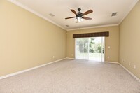 561 Farmingham Ct in Oviedo, FL - Foto de edificio - Building Photo