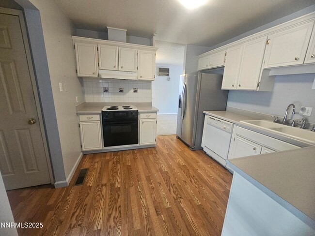 3430 Nowlin Ln in Sparks, NV - Foto de edificio - Building Photo