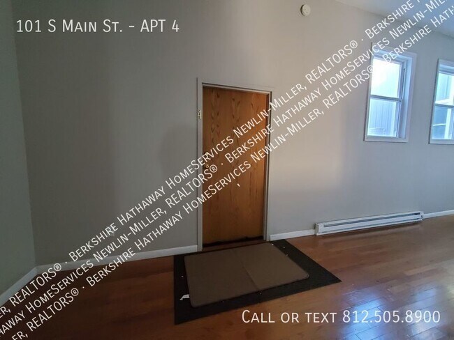 101 S Main St-Unit -APT 4 in Clinton, IN - Foto de edificio - Building Photo