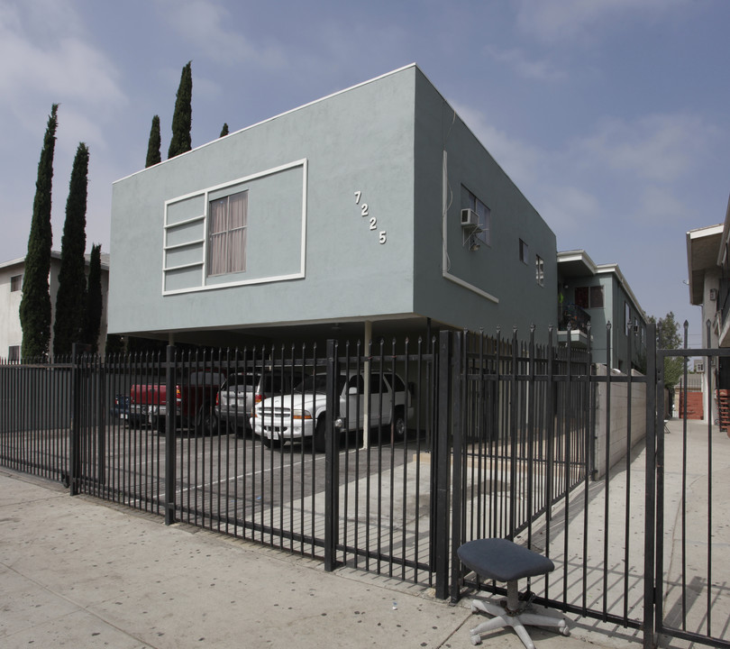 7225 Bakman Ave in North Hollywood, CA - Foto de edificio