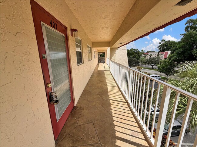 1035 Country Club Dr in Margate, FL - Building Photo - Building Photo