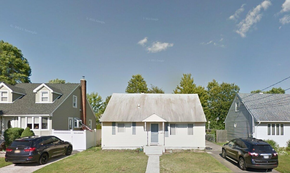 39 Moeller St in Hicksville, NY - Building Photo