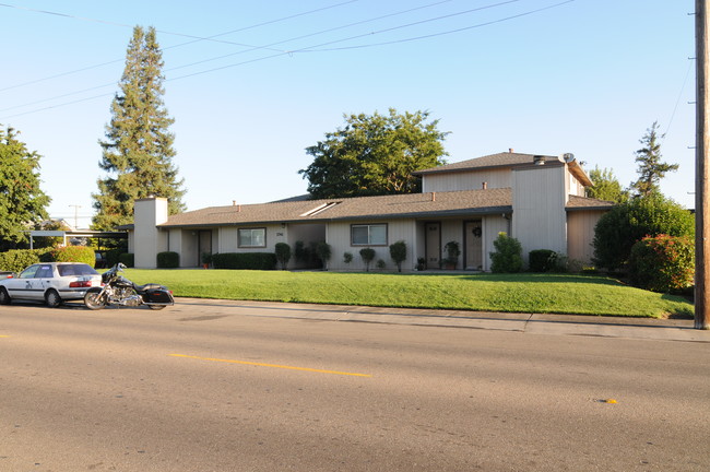 1741 W Lockeford St in Lodi, CA - Building Photo - Building Photo