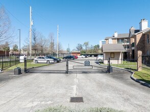 Raveneaux Forest Condominiums in Houston, TX - Building Photo - Building Photo