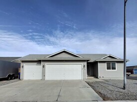 2188 Snow Drift Rd in Fernley, NV - Building Photo