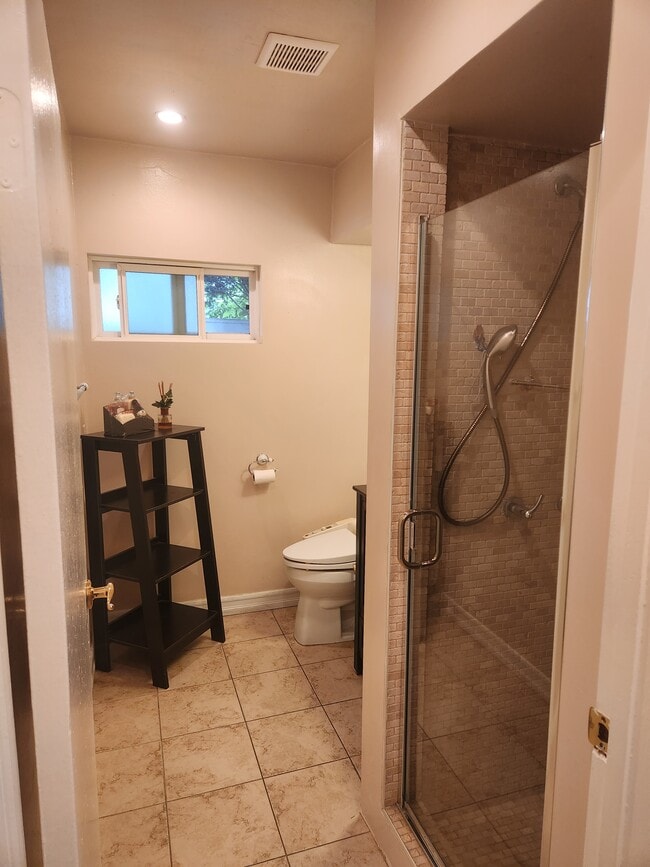 5516 Vanalden Ave, Unit 2 top in Tarzana, CA - Building Photo - Building Photo