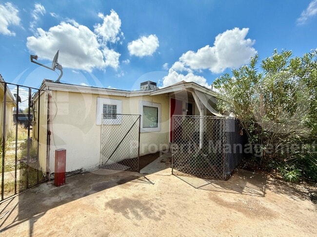 property at 1548 W McKinley St