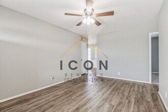 1038 S Highland Dr in Mustang, OK - Building Photo - Building Photo