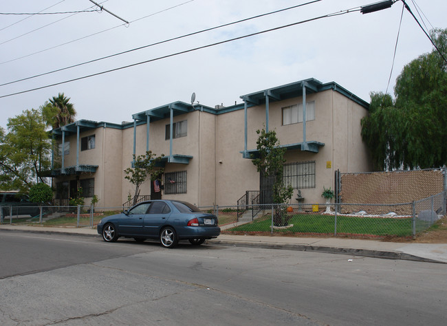 2305 Modesto St in San Diego, CA - Foto de edificio - Building Photo