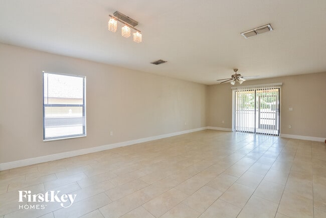 932 Fallbrooke Ave in Deltona, FL - Foto de edificio - Building Photo