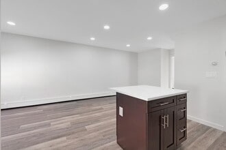 561 Broad St in Carlstadt, NJ - Building Photo - Building Photo