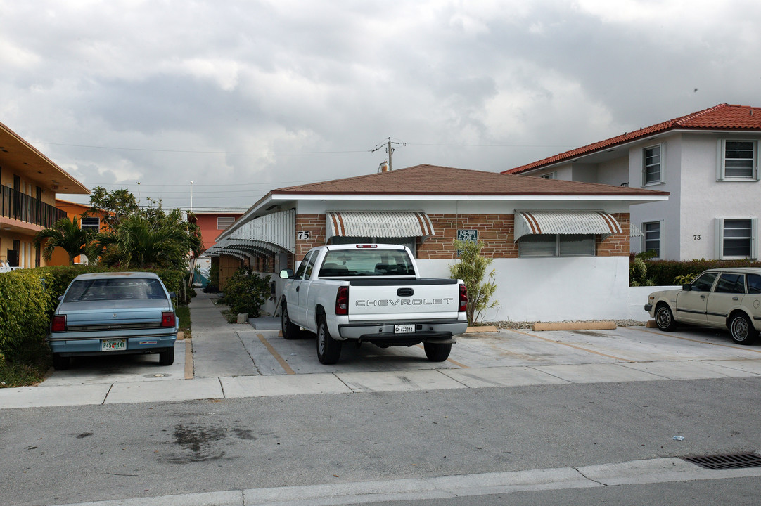 75 W 30th St in Hialeah, FL - Foto de edificio