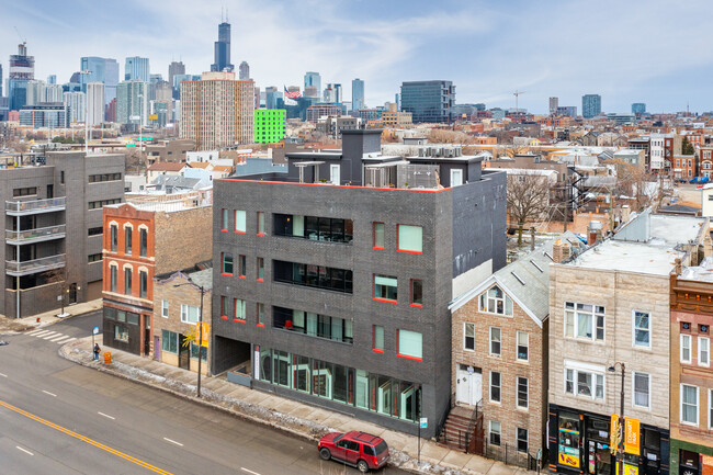 1311 W Chicago Ave in Chicago, IL - Foto de edificio - Building Photo