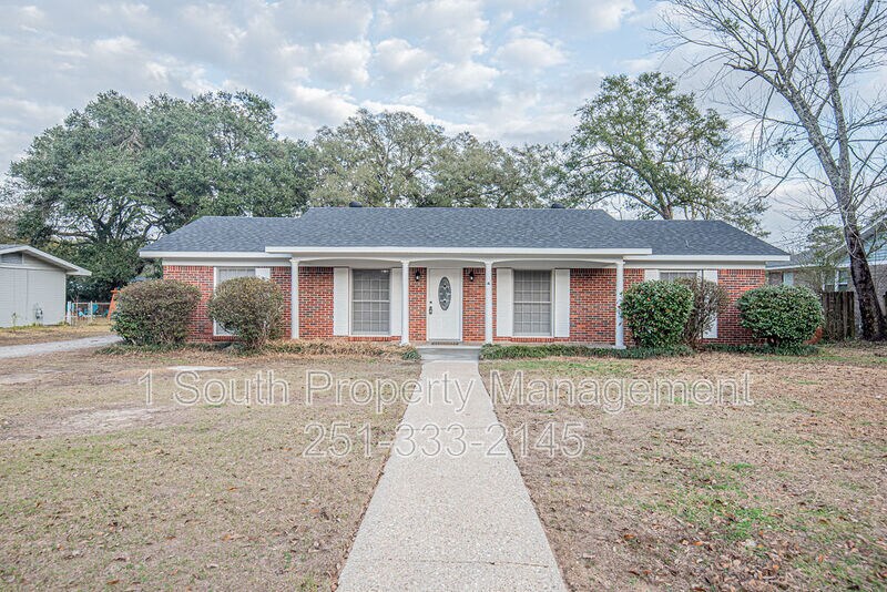 4361 Montclair Cir E in Mobile, AL - Building Photo