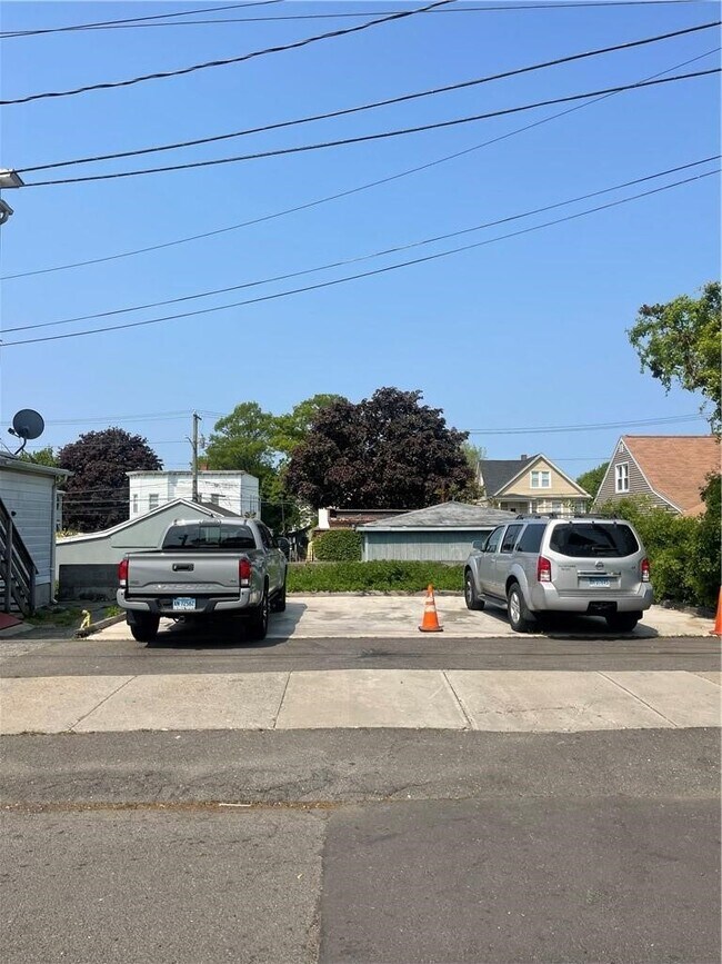 2304 Barnum Ave in Stratford, CT - Building Photo - Building Photo