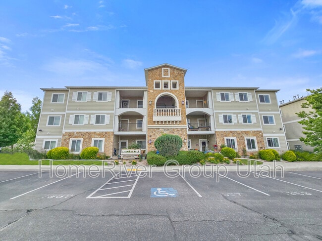 1987 N Crest Rd in Saratoga Springs, UT - Foto de edificio - Building Photo