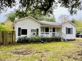 2201 Ave G in Nederland, TX - Building Photo