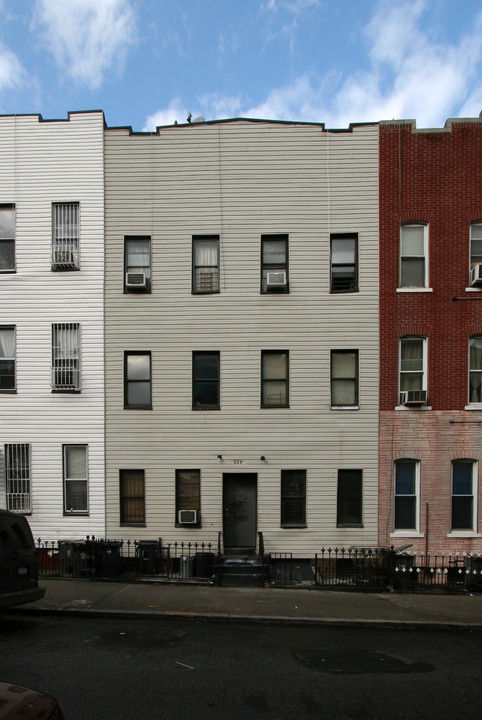 325 Melrose St in Brooklyn, NY - Foto de edificio