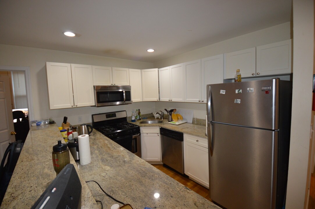 66 Egmont St, Unit 5 in Brookline, MA - Foto de edificio