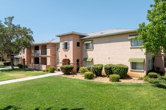 Sierra View Gardens in Palmdale, CA - Foto de edificio - Building Photo