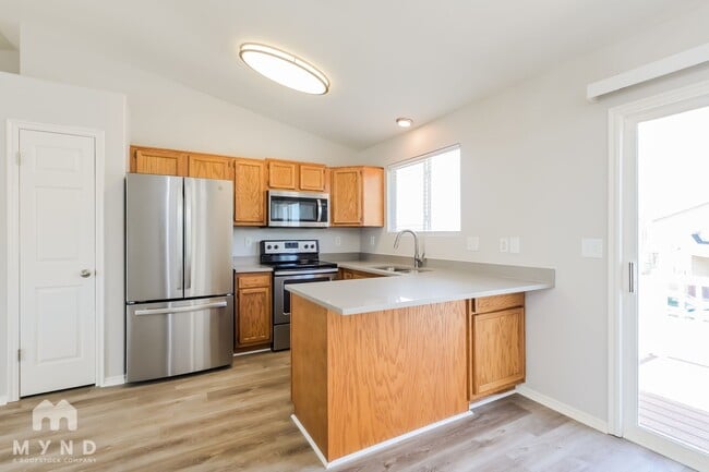 4246 W 5325 S in Roy, UT - Foto de edificio - Building Photo