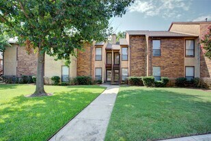 1304 Harwell Dr, Unit 4811 in Arlington, TX - Building Photo