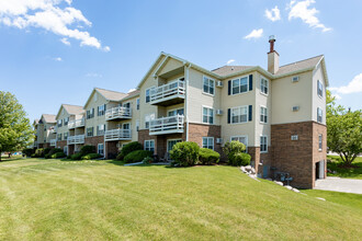 Riverwood Apartments in Kenosha, WI - Foto de edificio - Building Photo